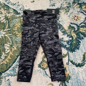 NEW $55 Under Armour women size small speed capri legging mid rise black gray